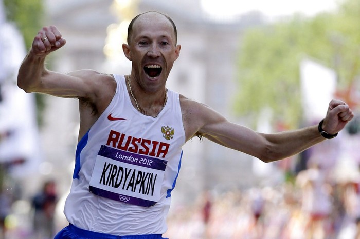 Sergey Kirdyapkin của Nga giành HCV đi bộ 50km.